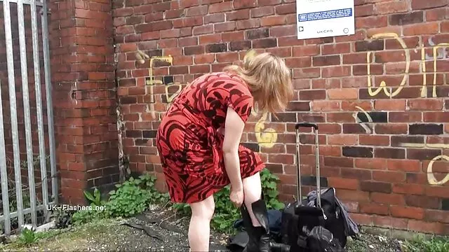 彼はカーペットの上の女の子に叫んだ エロ 画像 女 向け