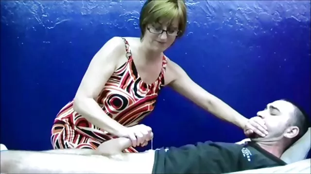 男は穴から良い鶏を持っていた 大人 向け エロ 動画