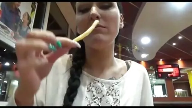 ロシアの売春婦ながら男性を見ます 女子 専用 エロ 動画
