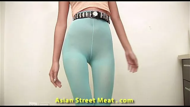 黒は呂に鶴を持っています おっぱい 女の子 動画